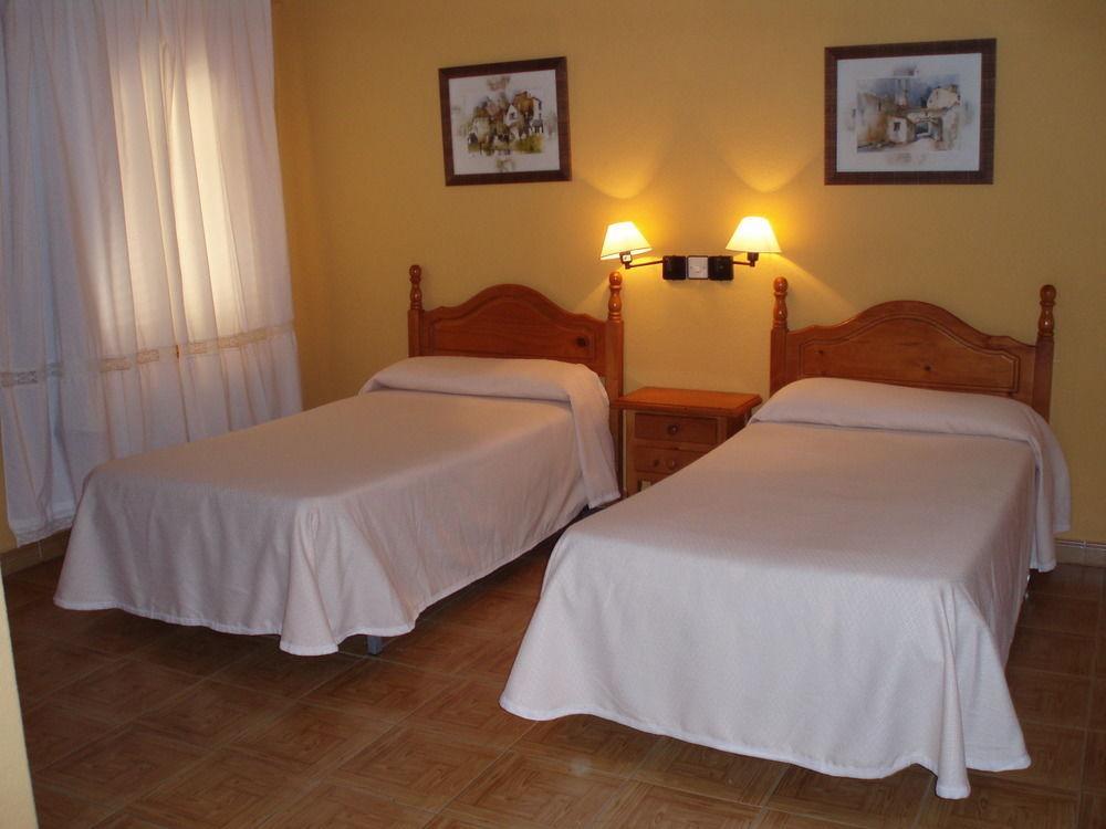 Hostal La Colonial Madrigal de la Vera Exterior photo
